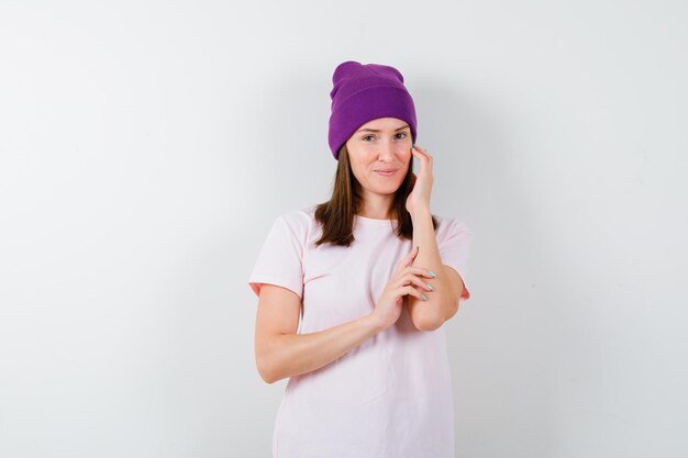 Mujer joven expresiva posando en el estudio