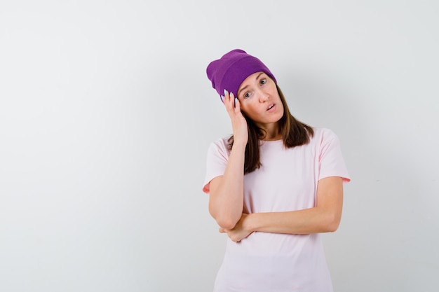 Foto gratuita mujer joven expresiva posando en el estudio