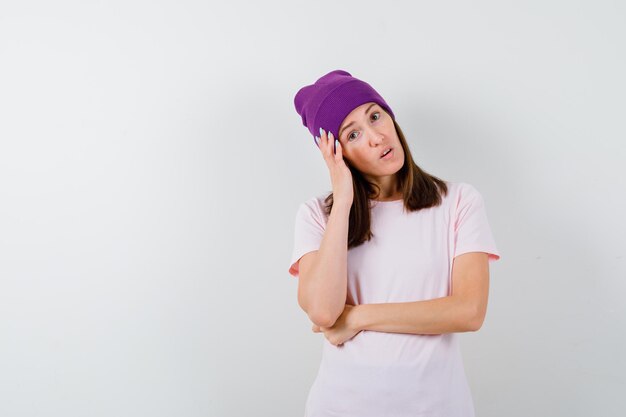 Mujer joven expresiva posando en el estudio