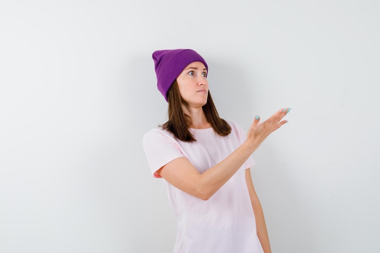 Foto gratuito mujer joven expresiva posando en el estudio