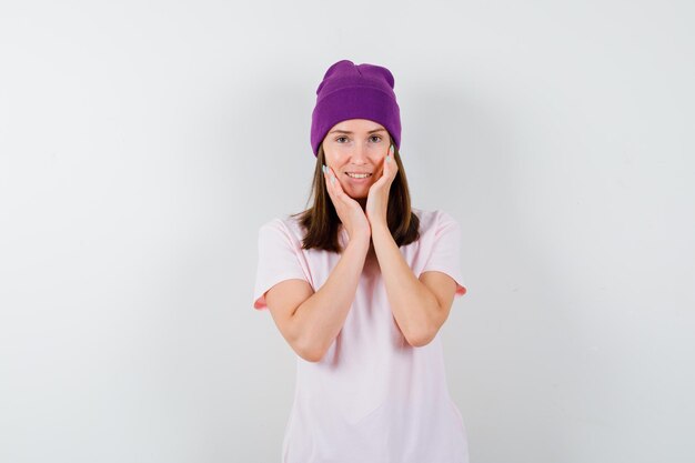 Mujer joven expresiva posando en el estudio