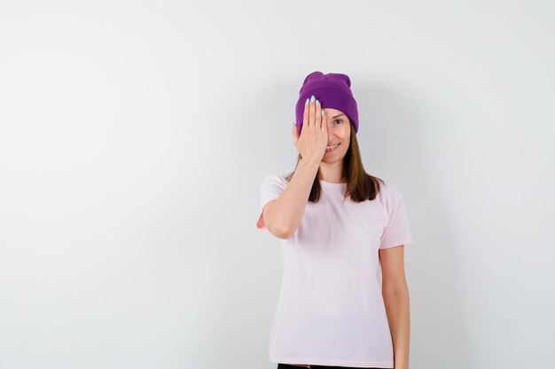 Mujer joven expresiva posando en el estudio