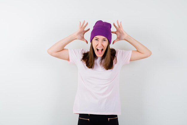 Mujer joven expresiva posando en el estudio