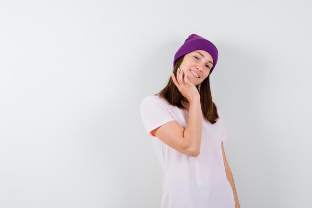 Mujer joven expresiva posando en el estudio