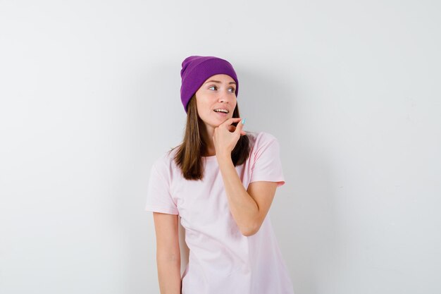 Mujer joven expresiva posando en el estudio