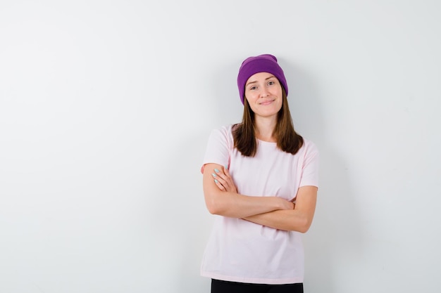 Mujer joven expresiva posando en el estudio