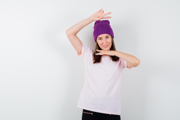 Mujer joven expresiva posando en el estudio