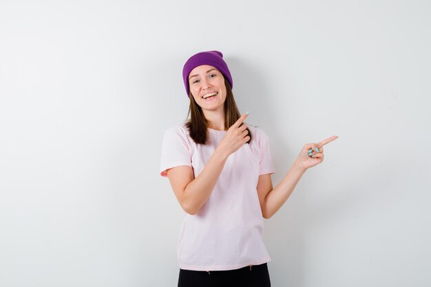 Mujer joven expresiva posando en el estudio