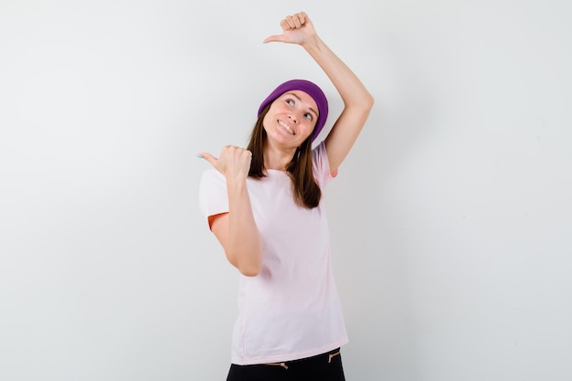 Mujer joven expresiva posando en el estudio