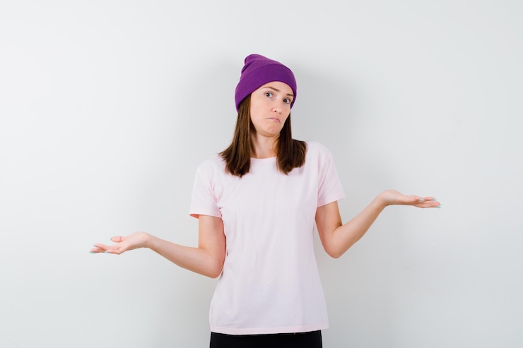 Foto gratuito mujer joven expresiva posando en el estudio