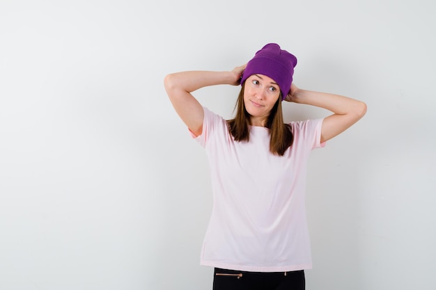 Mujer joven expresiva posando en el estudio