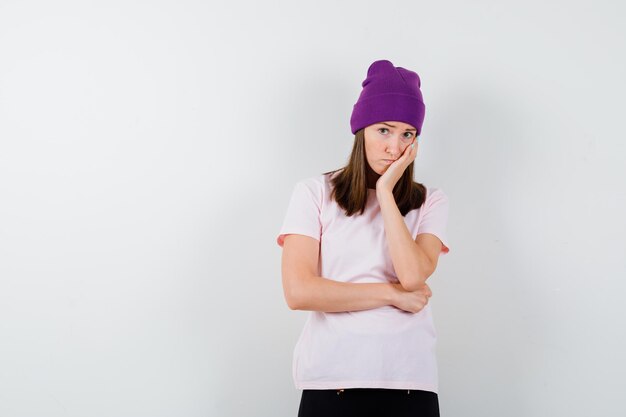 Mujer joven expresiva posando en el estudio