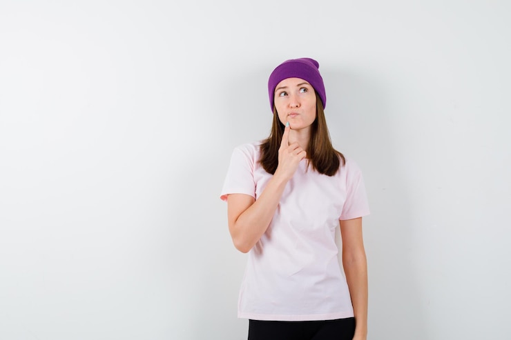 Foto gratuito mujer joven expresiva posando en el estudio