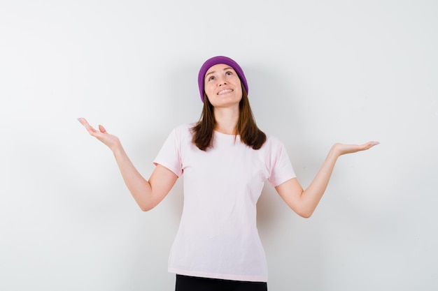 Mujer joven expresiva posando en el estudio