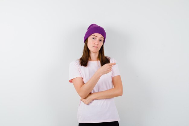 Mujer joven expresiva posando en el estudio