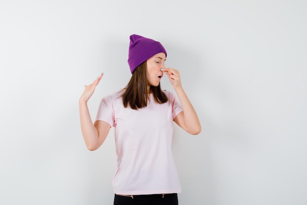 Mujer joven expresiva posando en el estudio