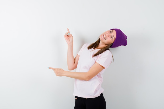 Mujer joven expresiva posando en el estudio