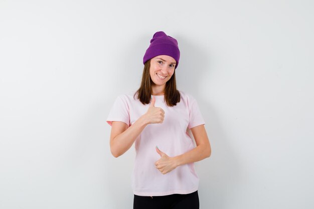 Mujer joven expresiva posando en el estudio