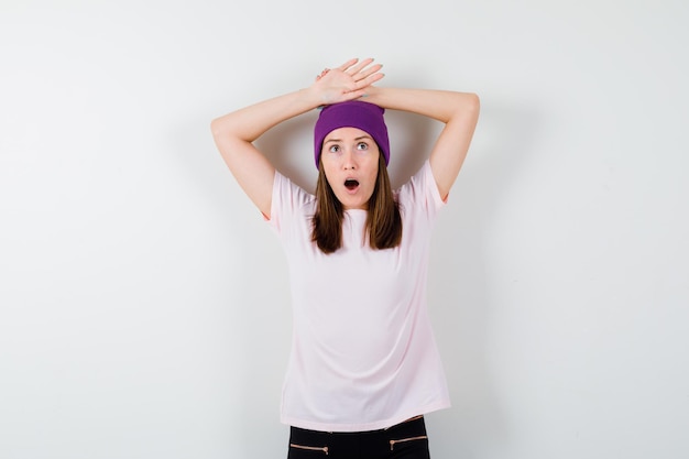 Mujer joven expresiva posando en el estudio