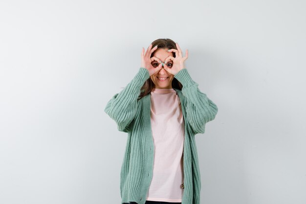 Mujer joven expresiva posando en el estudio