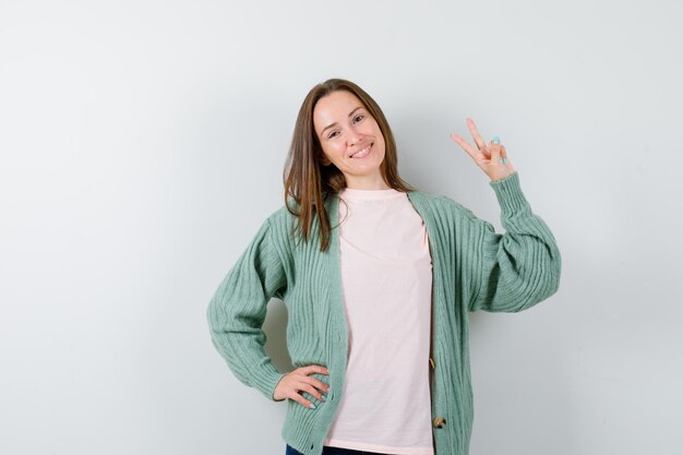 Mujer joven expresiva posando en el estudio