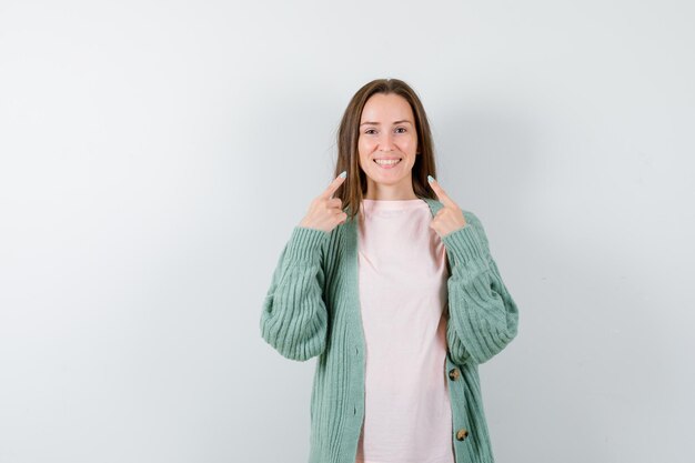 Mujer joven expresiva posando en el estudio