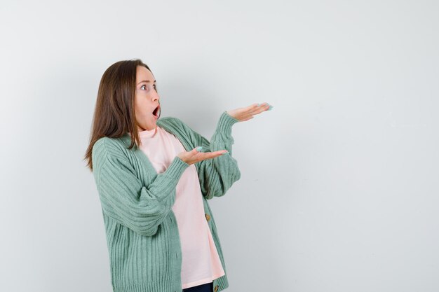 Mujer joven expresiva posando en el estudio