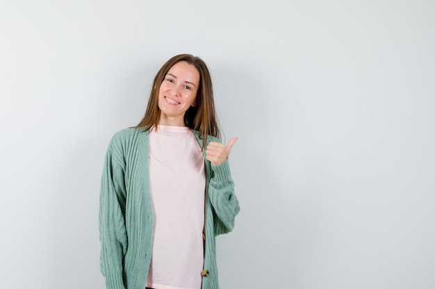 Mujer joven expresiva posando en el estudio