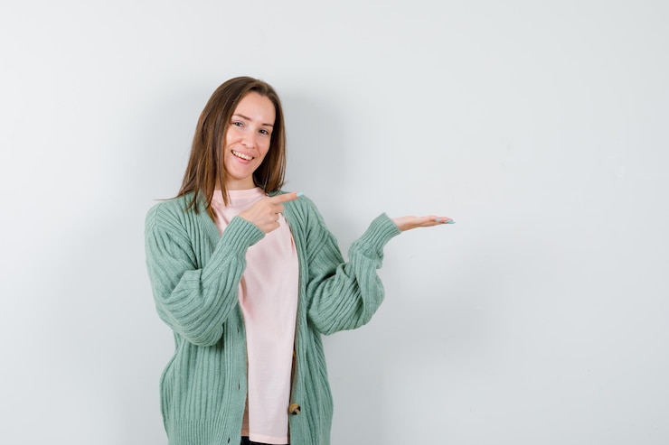 Foto gratuito mujer joven expresiva posando en el estudio