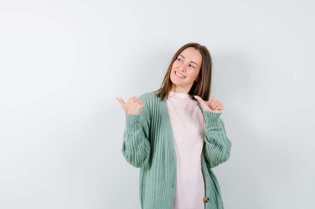 Mujer joven expresiva posando en el estudio