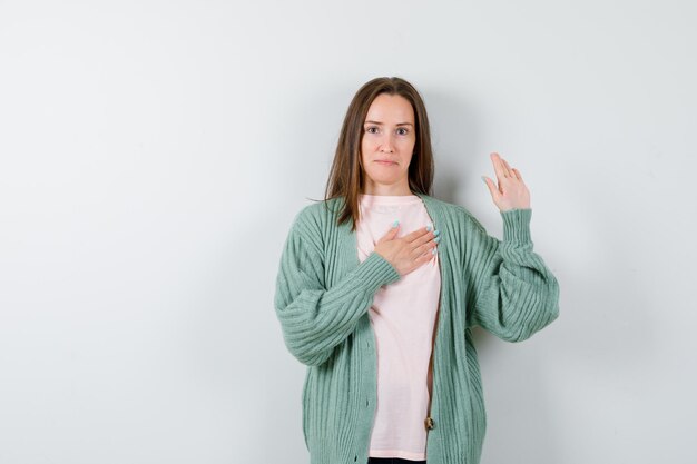 Mujer joven expresiva posando en el estudio