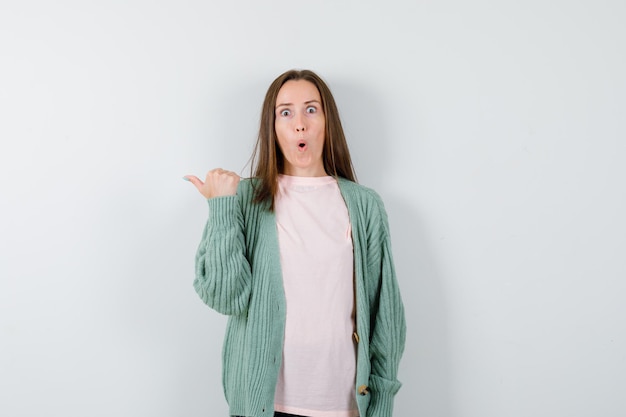 Foto gratuita mujer joven expresiva posando en el estudio