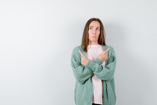 Mujer joven expresiva posando en el estudio