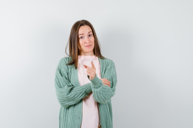 Mujer joven expresiva posando en el estudio