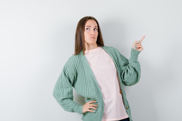 Mujer joven expresiva posando en el estudio