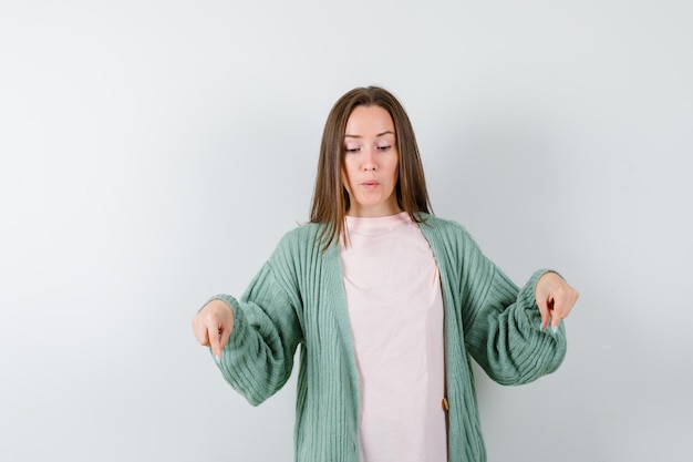 Mujer joven expresiva posando en el estudio