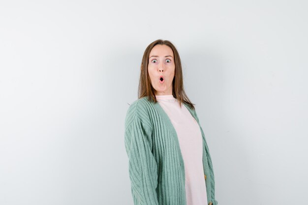 Mujer joven expresiva posando en el estudio