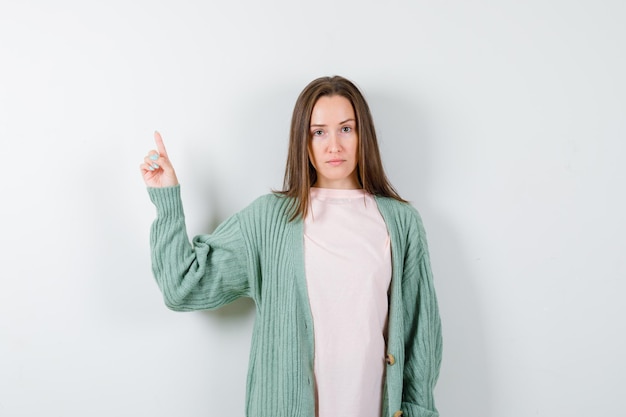 Mujer joven expresiva posando en el estudio