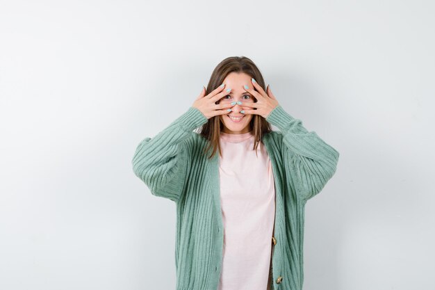 Mujer joven expresiva posando en el estudio