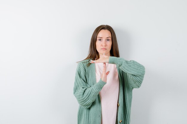 Mujer joven expresiva posando en el estudio