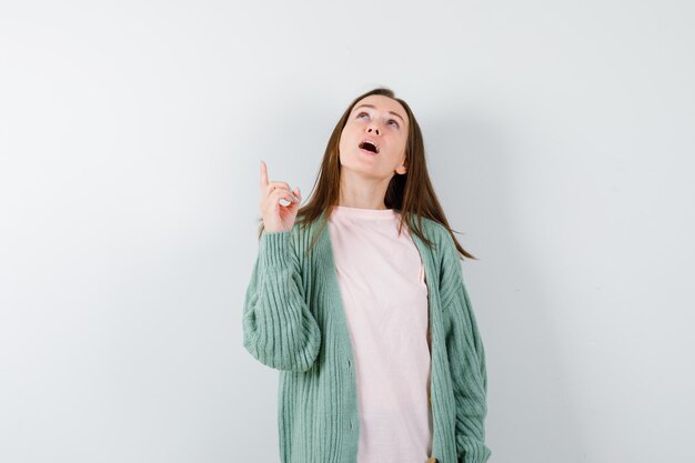 Mujer joven expresiva posando en el estudio