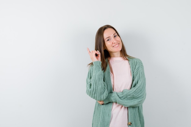 Mujer joven expresiva posando en el estudio