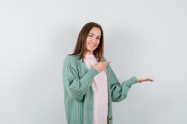 Mujer joven expresiva posando en el estudio