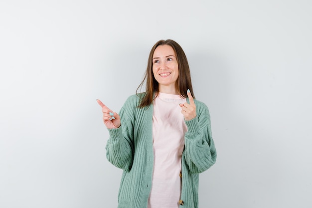 Mujer joven expresiva posando en el estudio