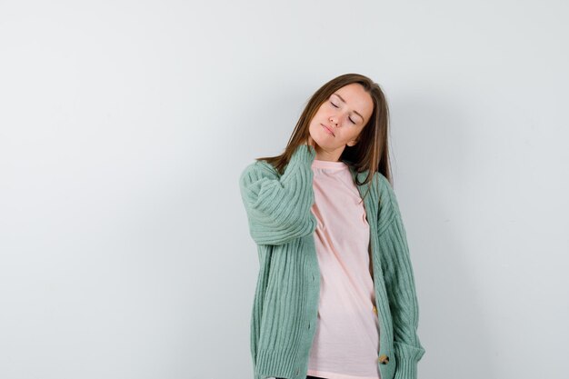 Mujer joven expresiva posando en el estudio