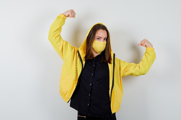 Mujer joven expresiva posando en el estudio