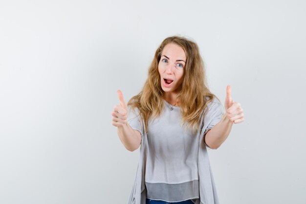 Mujer joven expresiva posando en el estudio