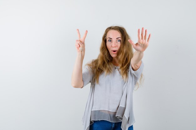 Mujer joven expresiva posando en el estudio