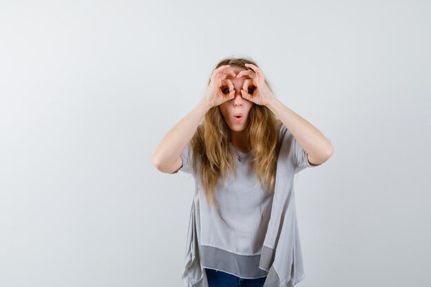 Mujer joven expresiva posando en el estudio