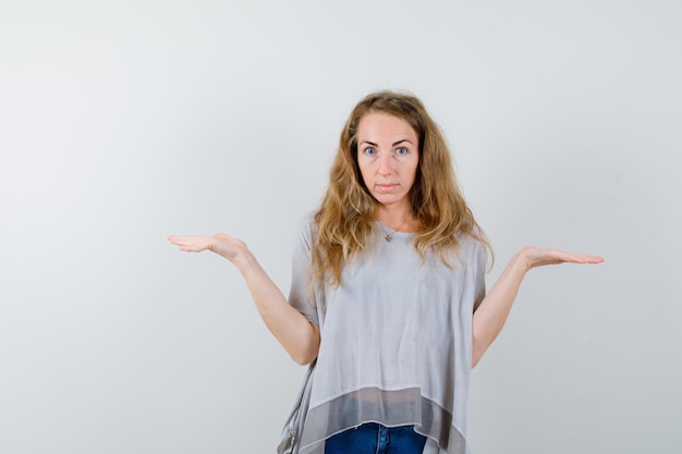 Mujer joven expresiva posando en el estudio